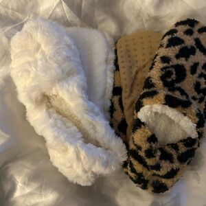 Auden 2 pairs of fuzzy slipper socks Sz M/L (8-10)